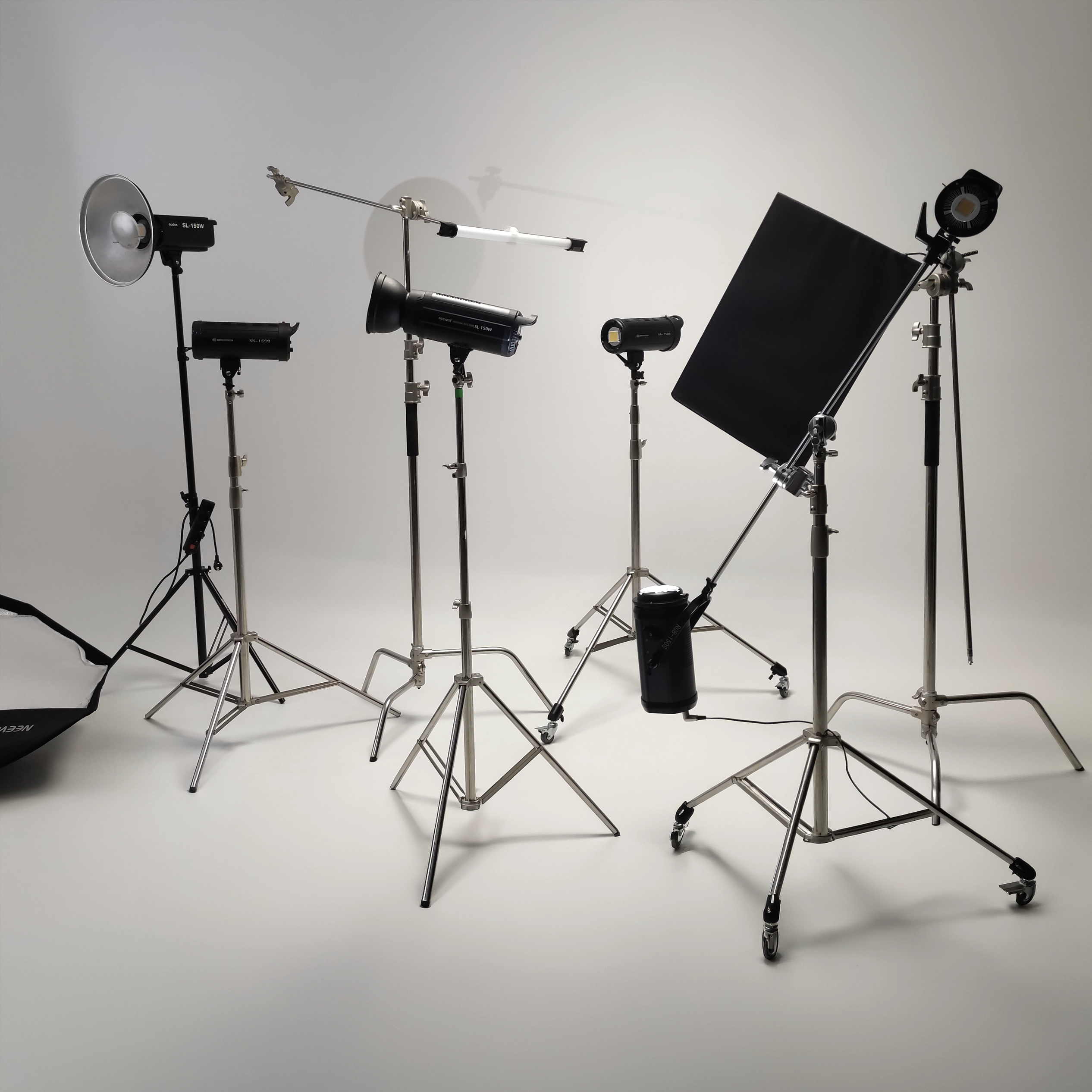 Focos LED 150W y soportes de iluminación